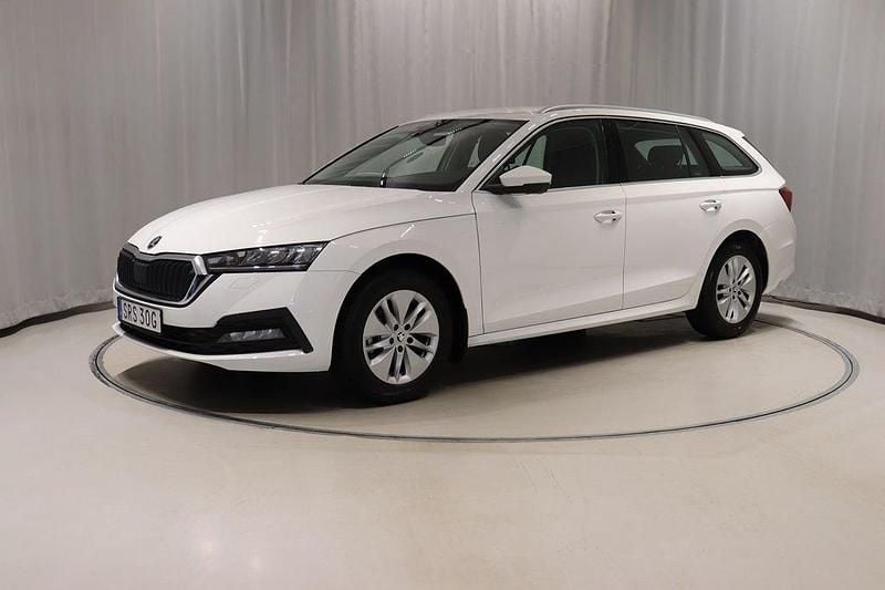 Vit (candy white) Begagnad 2023 Skoda Octavia Kombi | 269 900 kr (Marknadspris) - Bild 1/4