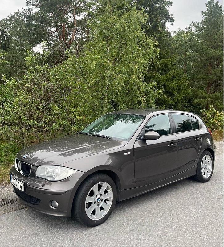 Brun Begagnad 2006 BMW 120 Advantage Halvkombi | 40 000 kr (Bra pris) - Bild 1/4