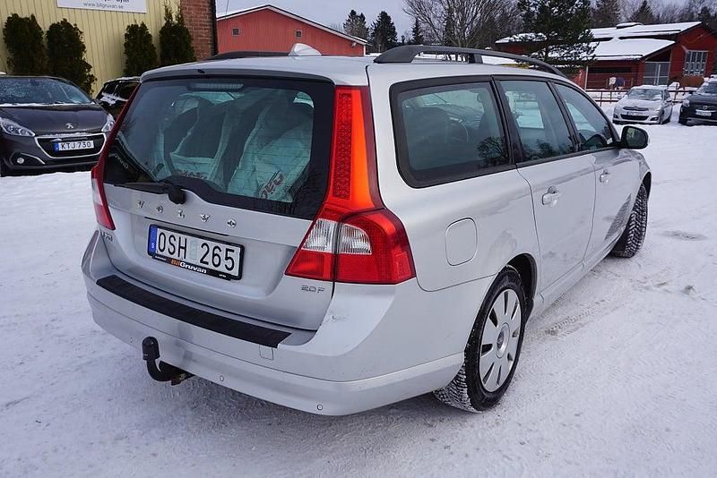 Begagnad Volvo V70 Momentum 145 HK (106 kW) 2007 Ljusgrå Kombi