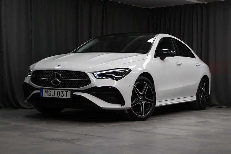 Vit Begagnad 2023 Mercedes CLA250e AMG Sedan | 429 000 kr (Marknadspris) - Bild 1/4