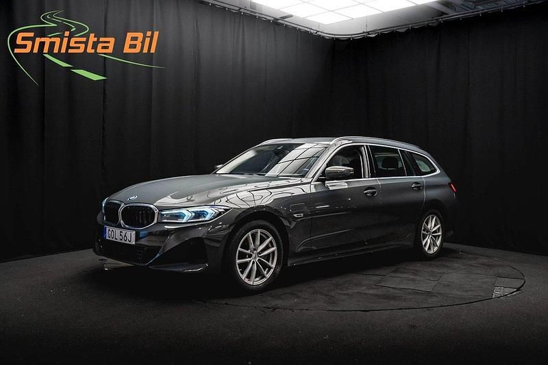 Grå Begagnad 2022 BMW 330e Comfort Edition Kombi | 394 900 kr (Lite dyr) - Bild 1/3