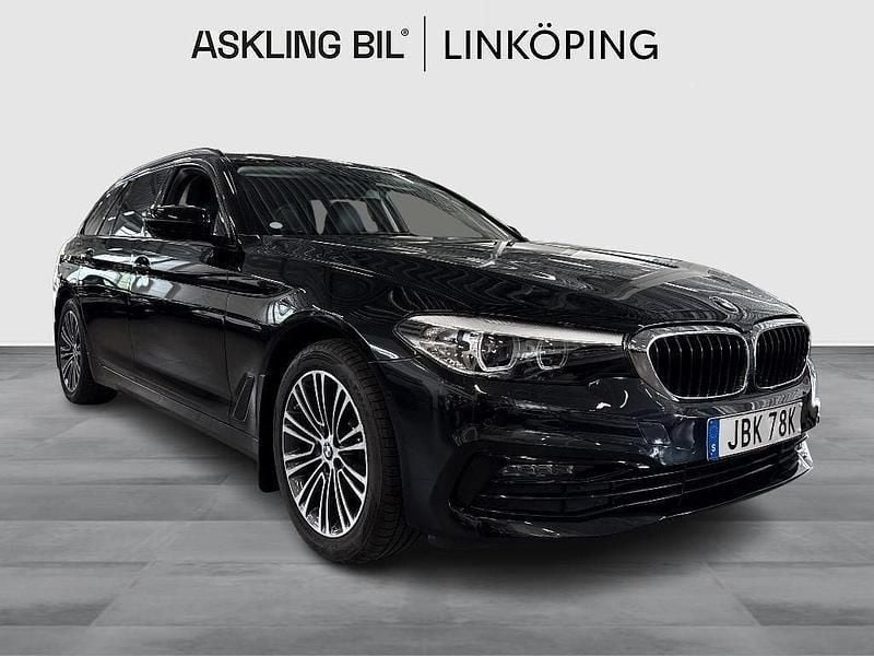 Svart Begagnad 2020 BMW 520 Sport Line Kombi | 314 900 kr (Superpris) - Bild 1/4