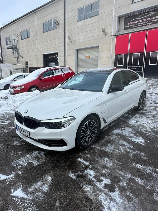 Begagnad BMW 530 iPerformance 252 HK (185 kW) 2019 Vit metallic Sedan