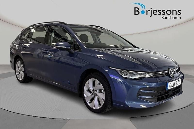 Mörkblå Begagnad 2024 VW Golf VIII Life Kombi | 308 000 kr (Marknadspris) - Bild 1/4