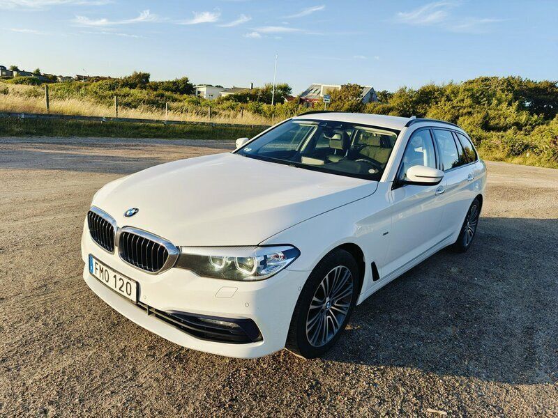 Vit Begagnad 2018 BMW 520 Sport Line Kombi | 258 000 kr (Marknadspris) - Bild 1/4