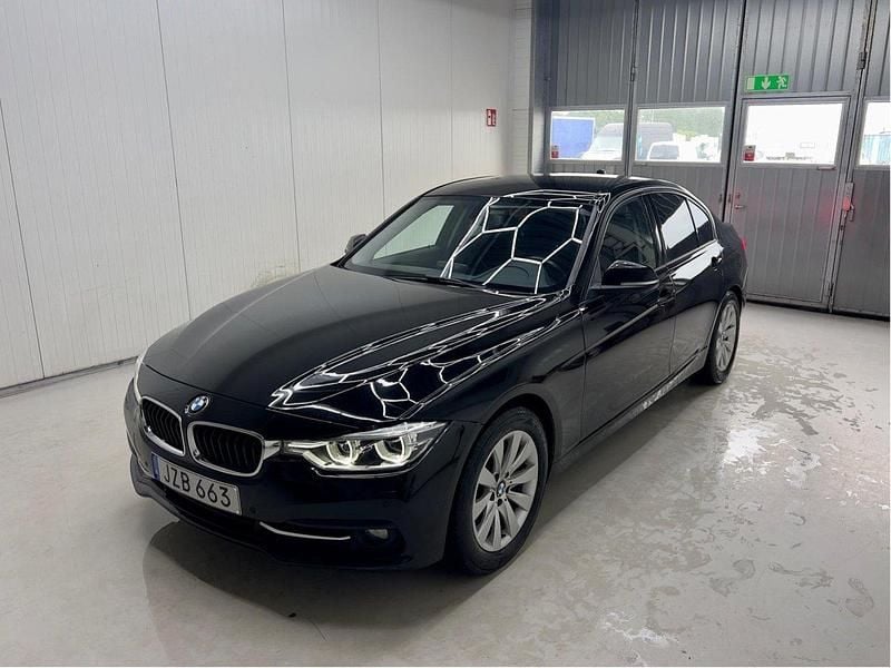 Svart Begagnad 2016 BMW 320 Sport Line Sedan | 129 000 kr (Marknadspris) - Bild 1/4