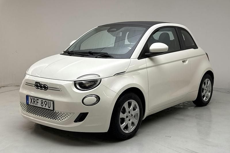 Vit Begagnad 2022 Fiat 500e Cab | 189 000 kr (Superpris) - Bild 1/4