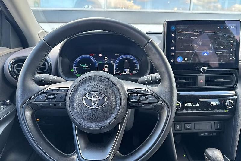 Begagnad Toyota Yaris Cross Style 92 HK (67 kW) 2024 Vit SUV