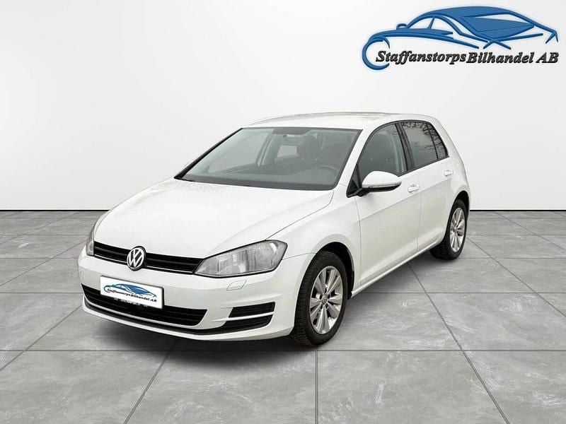 Vit Begagnad 2016 VW Golf VII Halvkombi | 129 900 kr (Bra pris) - Bild 1/4