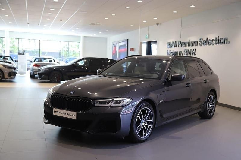 Grå Begagnad 2022 BMW 530e M Sport Kombi | 399 000 kr (Lite dyr) - Bild 1/2