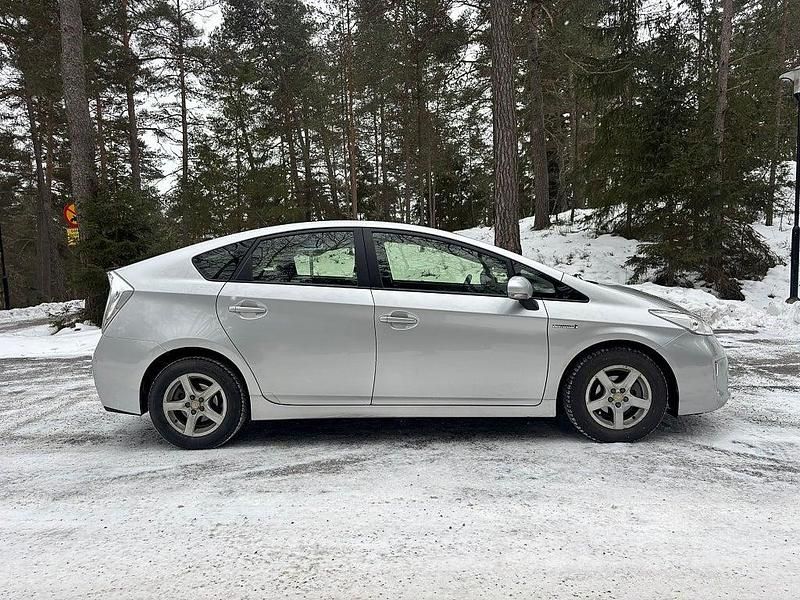 Begagnad Toyota Prius 136 HK (100 kW) 2012 Silver Halvkombi