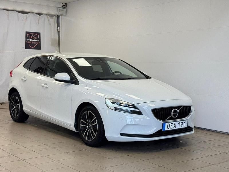 Vit Begagnad 2017 Volvo V40 Momentum Kombi | 169 900 kr (Marknadspris) - Bild 1/4