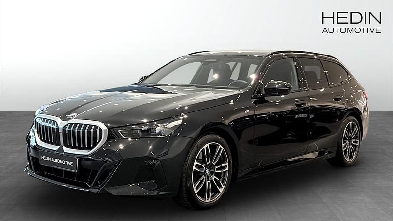 Svart (black) Begagnad 2025 BMW 520 M Sport Kombi | 578 700 kr (Dyr) - Bild 1/4