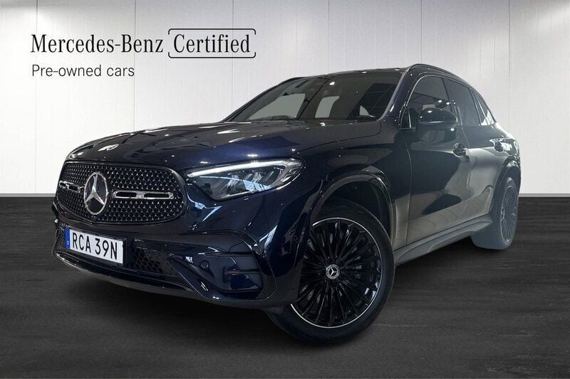 Mörkblå (blå) Begagnad 2023 Mercedes GLC400d AMG SUV | 739 000 kr (Marknadspris) - Bild 1/4