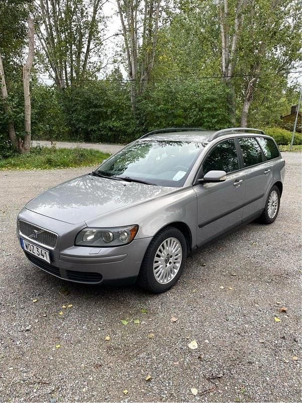 Grå Begagnad 2005 Volvo V50 Kombi | 25 000 kr (Bra pris) - Bild 1/4