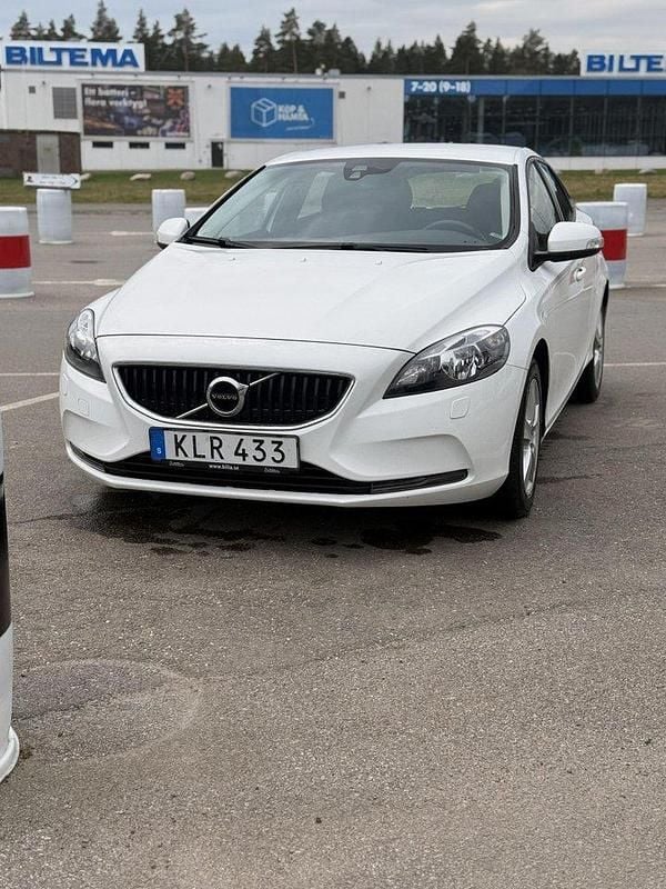 Vit Begagnad 2018 Volvo V40 Kinetic Kombi | 156 900 kr (Marknadspris) - Bild 1/4