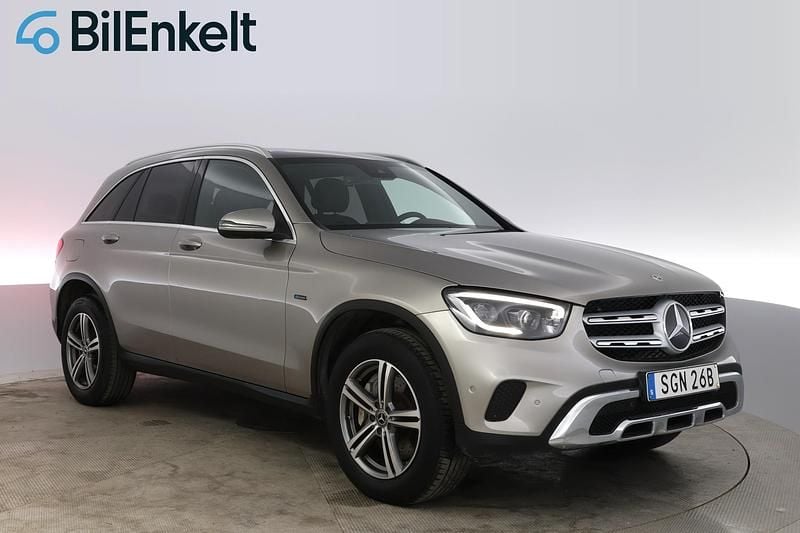 Silver Begagnad 2020 Mercedes GLC300e Premium SUV | 349 900 kr (Bra pris) - Bild 1/4