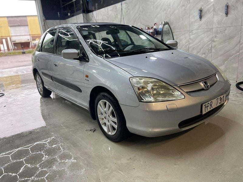 Silver Begagnad 2002 Honda Civic Halvkombi | 13 900 kr (Bra pris) - Bild 1/4