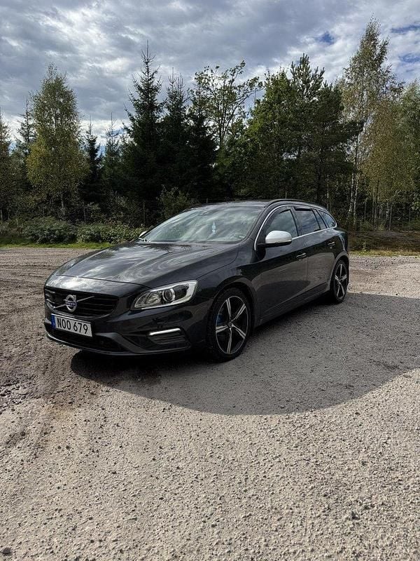 Grå Begagnad 2017 Volvo V60 R-Design Kombi | 156 000 kr (Marknadspris) - Bild 1/4