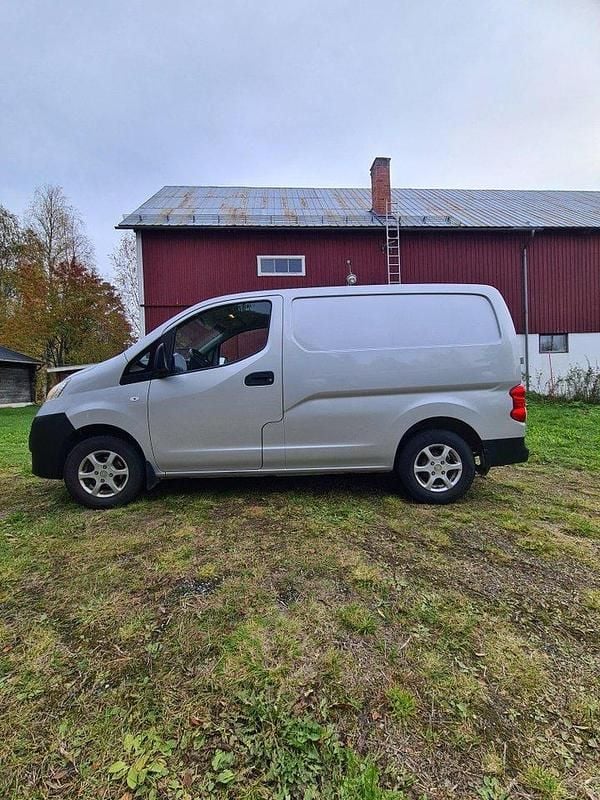 Silver Begagnad 2015 Nissan NV200 Van | 83 000 kr (Lite dyr) - Bild 1/3