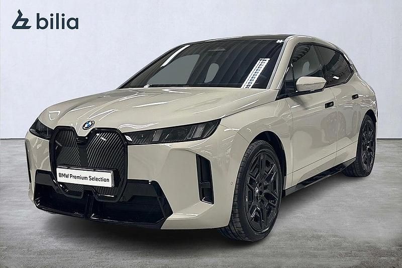 Grå Begagnad 2026 BMW iX M Sport SUV | 989 900 kr - Bild 1/4