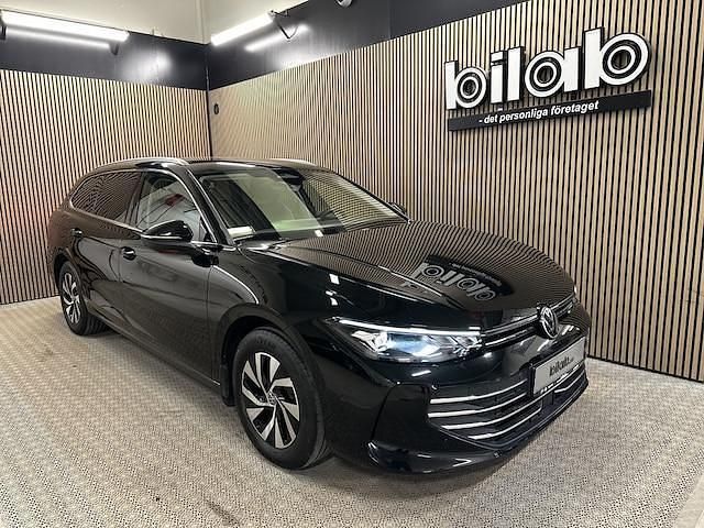 Svart Begagnad 2024 VW Passat Business Kombi | 369 000 kr (Dyr) - Bild 1/4