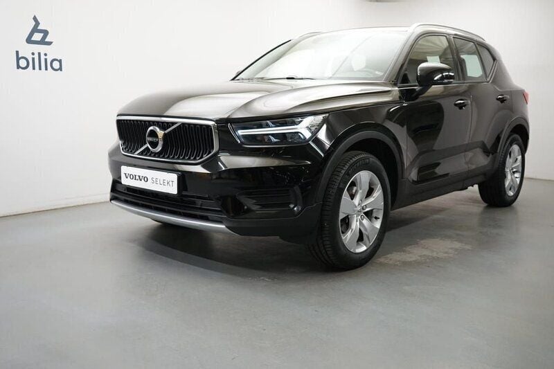 Svart Begagnad 2022 Volvo XC40 Momentum SUV | 274 900 kr (Marknadspris) - Bild 1/3