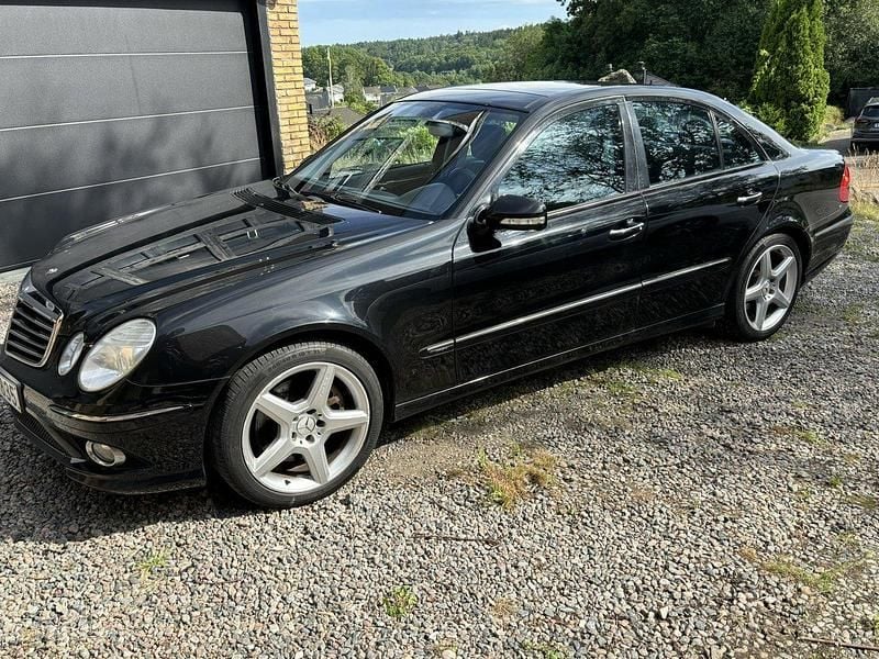 Svart Begagnad 2006 Mercedes E350 Avantgarde Sedan | 85 000 kr - Bild 1/4