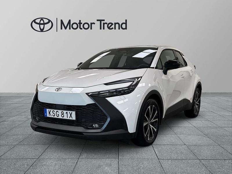 Vit Begagnad 2025 Toyota C-HR Style SUV | 349 900 kr (Marknadspris) - Bild 1/3