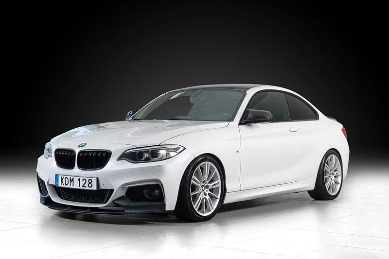 Vit Begagnad 2015 BMW 220 M Sport Sportkupé | 199 000 kr (Marknadspris) - Bild 1/4