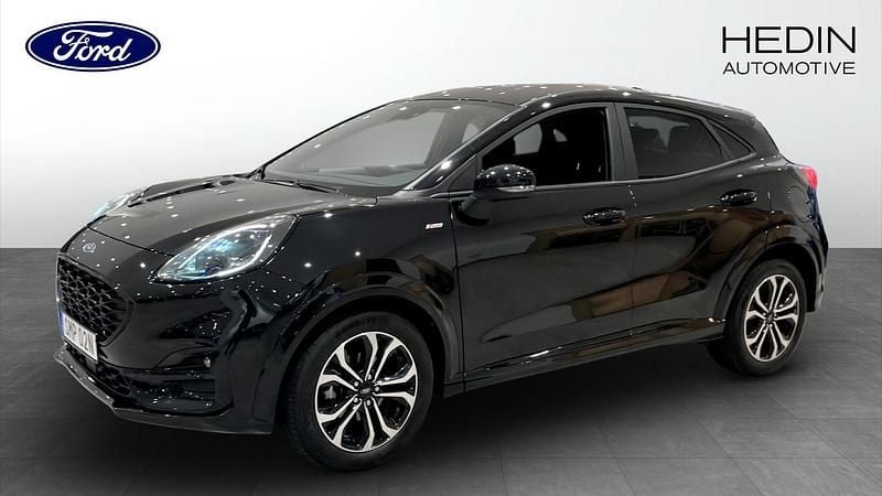 Svart (black) Begagnad 2022 Ford Puma ST-Line Halvkombi | 219 900 kr - Bild 1/4