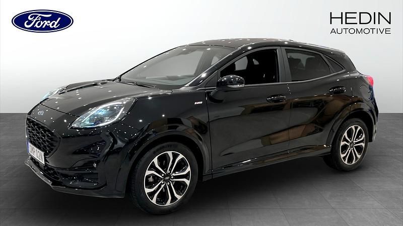 Svart (black) Begagnad 2022 Ford Puma Gen-E ST-Line Halvkombi | 219 900 kr (Lite dyr) - Bild 1/4