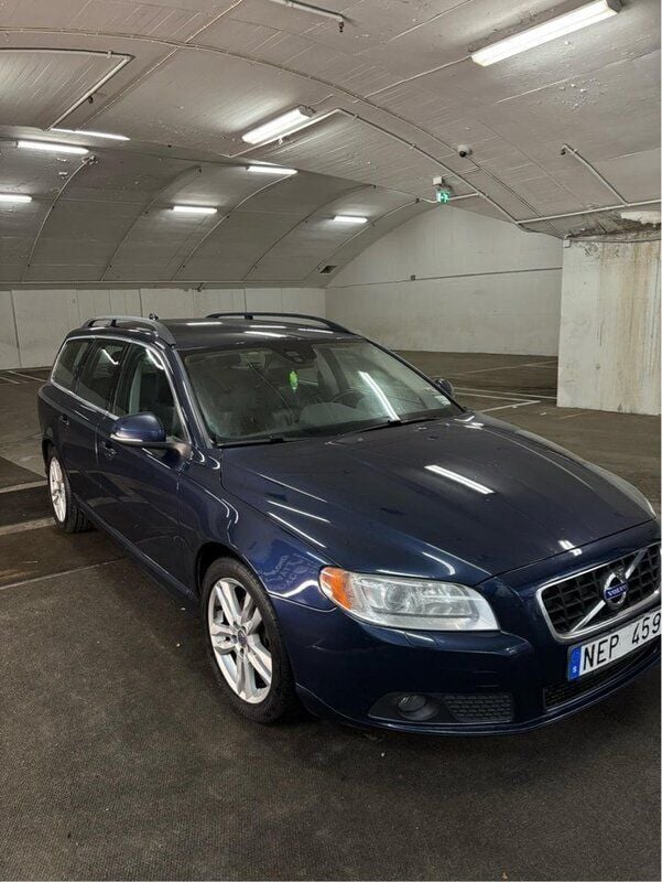 Blå Begagnad 2013 Volvo V70 Momentum Kombi | 105 000 kr (Marknadspris) - Bild 1/4