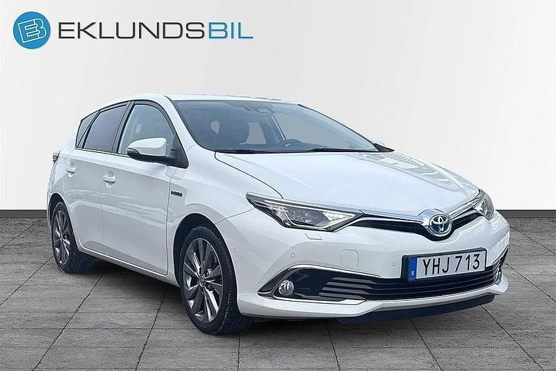 Begagnad Toyota Auris Hybrid Executive 136 HK (100 kW) 2016 Vit Halvkombi
