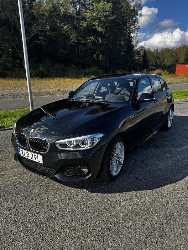 Svart Begagnad 2019 BMW 120 M Sport Halvkombi | 245 000 kr (Marknadspris) - Bild 1/4