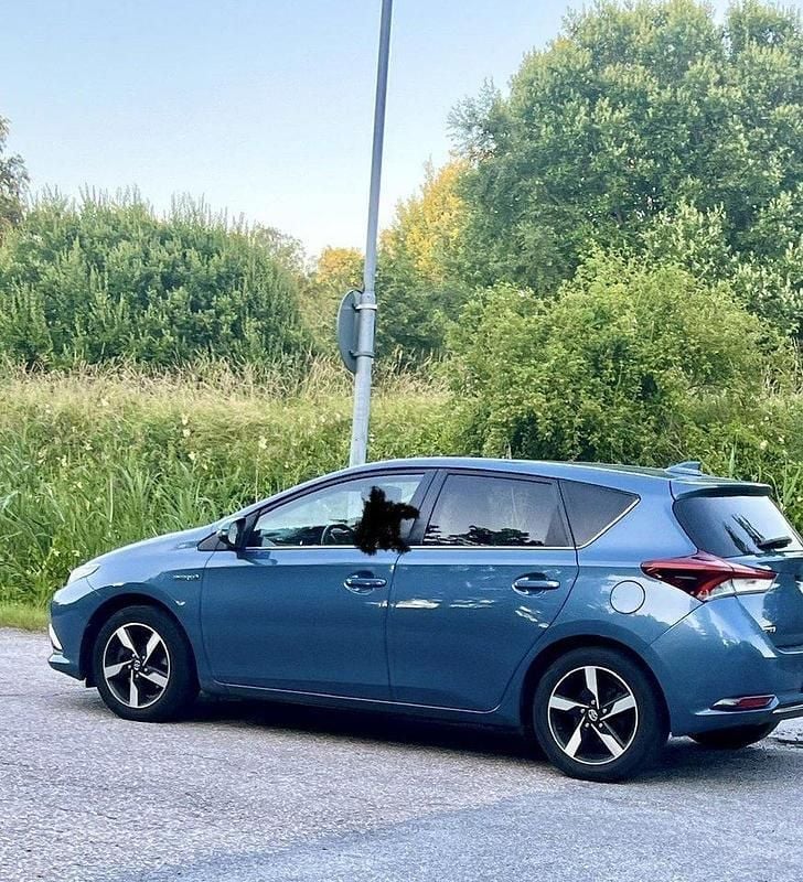 Blå Begagnad 2015 Toyota Auris Hybrid Executive Halvkombi | 109 900 kr (Bra pris) - Bild 1/4