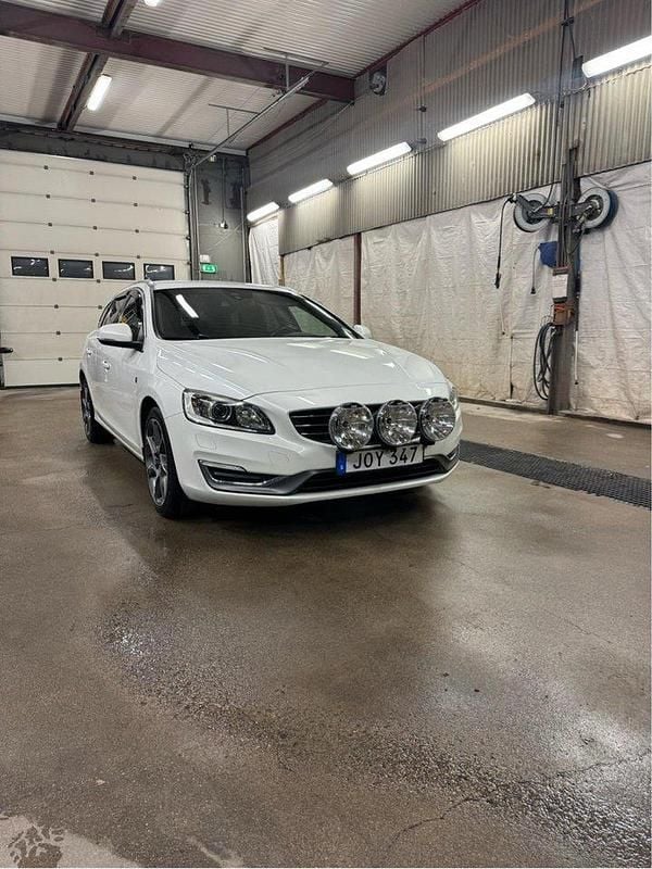 Vit Begagnad 2015 Volvo V60 Momentum Kombi | 169 500 kr (Marknadspris) - Bild 1/4