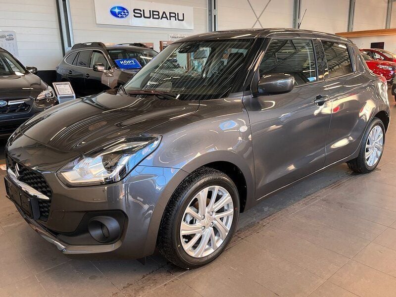 Grå Begagnad 2023 Suzuki Swift Halvkombi | 199 900 kr (Marknadspris) - Bild 1/4