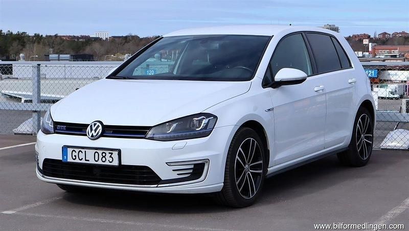 Vit samma som bilen Begagnad 2015 VW Golf VII GTE Halvkombi | 119 500 kr (Marknadspris) - Bild 1/4