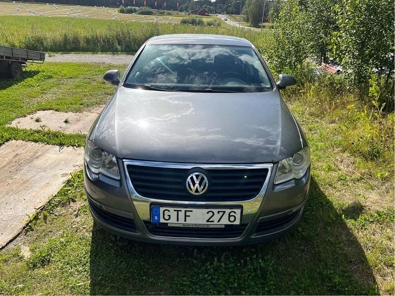 Grå Begagnad 2007 VW Passat Sportline Sedan | 20 000 kr (Lite dyr) - Bild 1/2