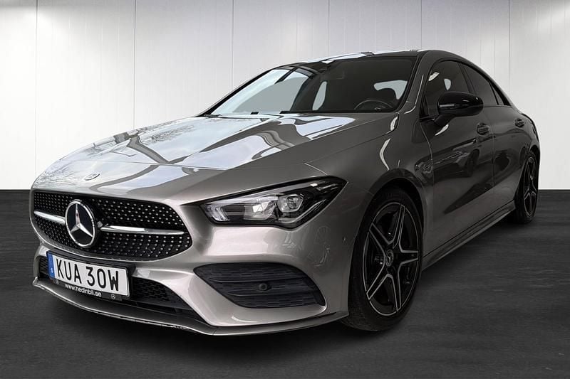 Silver Begagnad 2020 Mercedes CLA180 AMG line Sedan | 319 900 kr (Marknadspris) - Bild 1/4