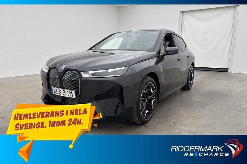 Grå Begagnad 2022 BMW iX Sport Line SUV | 559 800 kr (Dyr) - Bild 1/3