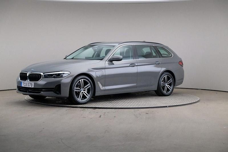Grå (bernina grey) Begagnad 2022 BMW 530e Kombi | 349 000 kr (Bra pris) - Bild 1/4