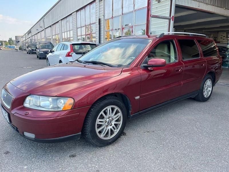 Röd Begagnad 2004 Volvo V70 Kinetic Kombi | 14 900 kr (Superpris) - Bild 1/4