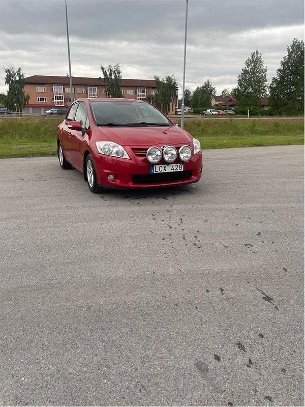 Röd Begagnad 2010 Toyota Auris Plus Halvkombi | 53 000 kr (Marknadspris) - Bild 1/4