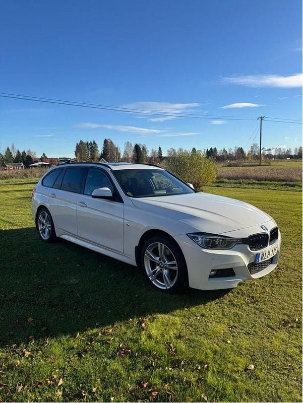 Vit Begagnad 2017 BMW 320 M Sport Kombi | 225 000 kr (Lite dyr) - Bild 1/4