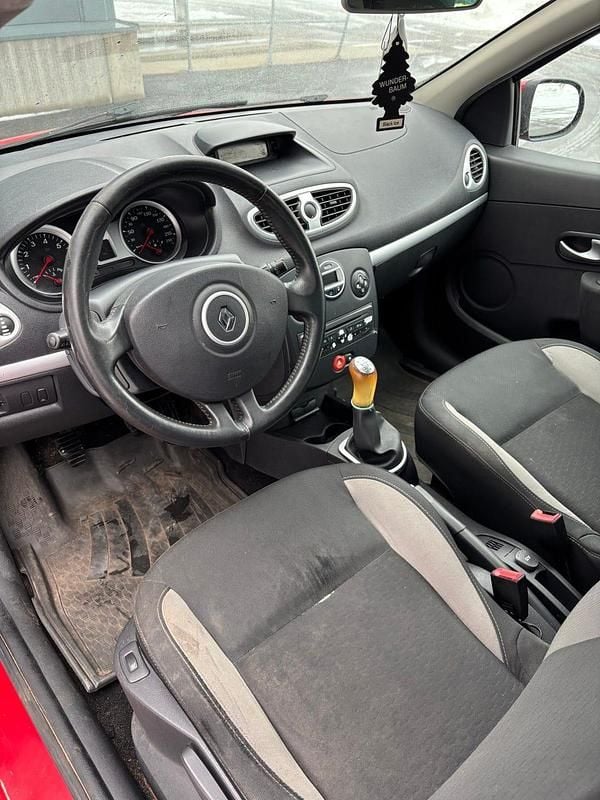 Begagnad Renault Clio R.S. 75 HK (55 kW) 2011 Halvkombi