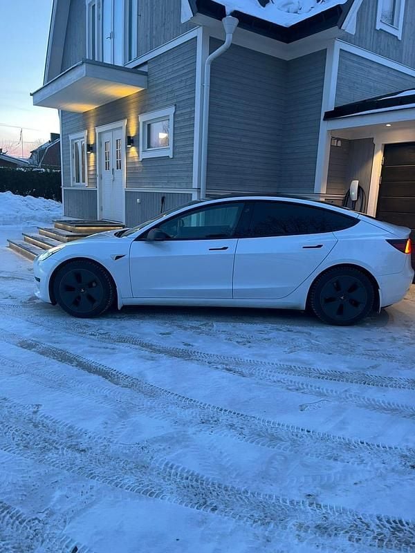 Begagnad Tesla Model 3 Standard Range Plus 239 kW (325 HK) 2021 Sedan
