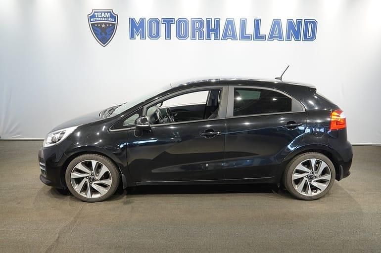 Svart Begagnad 2016 Kia Rio Halvkombi | 104 900 kr (Bra pris) - Bild 1/4