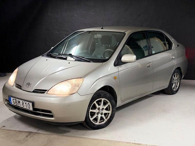 Silver Begagnad 2000 Toyota Prius Sedan | 19 900 kr - Bild 1/4